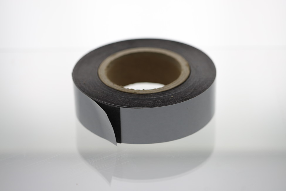 páska magnetická samolepiaca  15mmx0,7mm (šxh) 10m/bal tmavohnedá