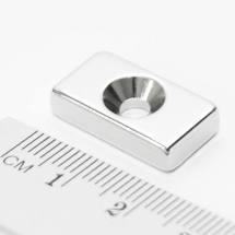 Magnet kváder 20x10x5mm s dierou na M4 5,1kg (severný pól na strane s priehlbinou) N38