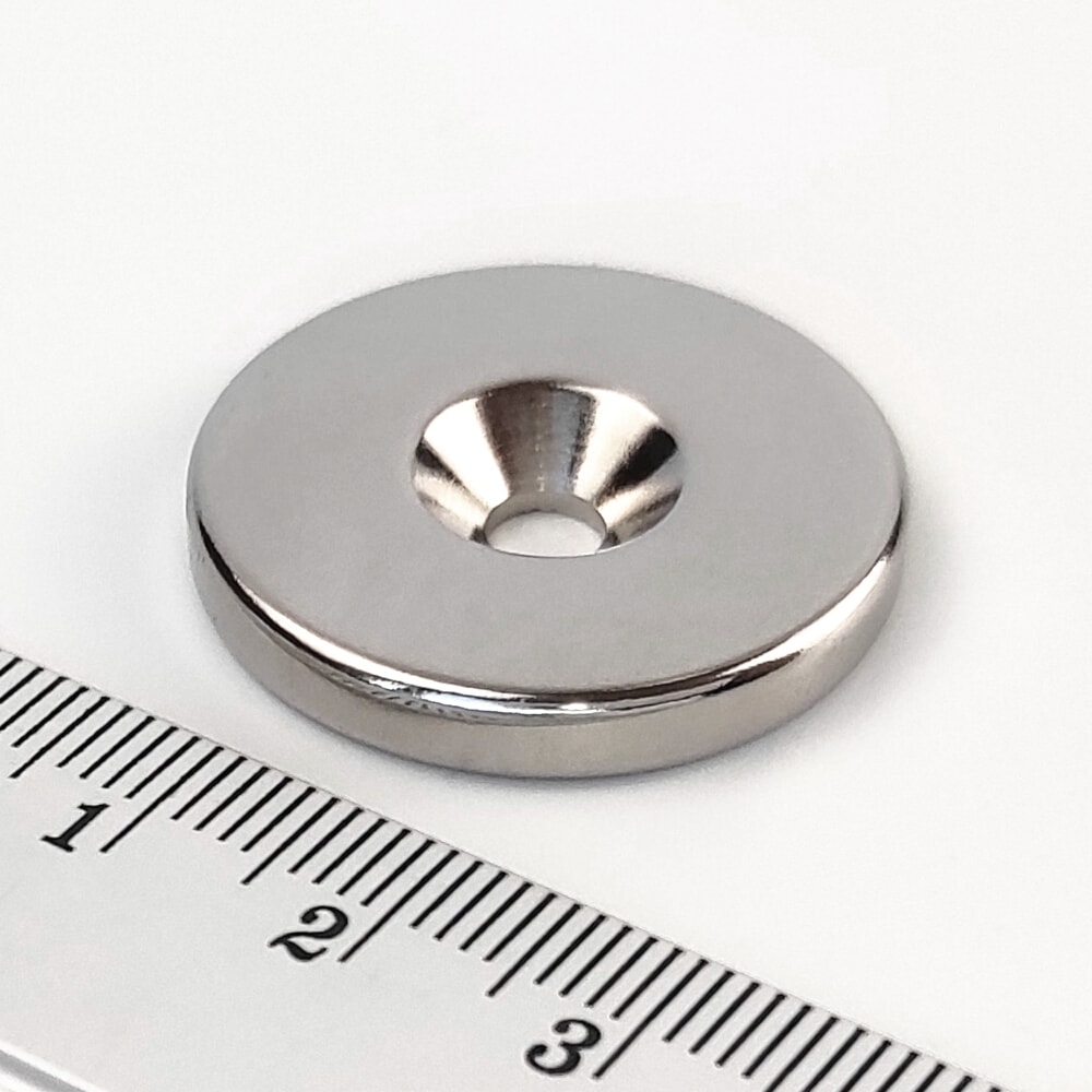 Magnet neodýmový valec 27×4 mm s dierou M4/8,1kg (južný pól na strane s priehlbinou) – N38 V27-4-M4-N38-S